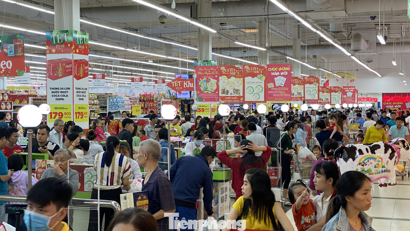 Dân Sài Gòn đổ xô vào siêu thị mua sắm trong ngày đầu năm 2020 ảnh 6