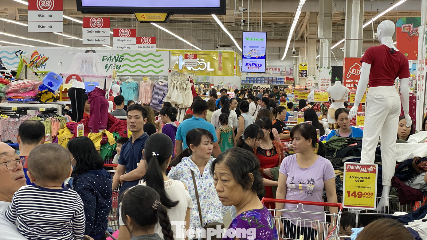 Dân Sài Gòn đổ xô vào siêu thị mua sắm trong ngày đầu năm 2020 ảnh 5