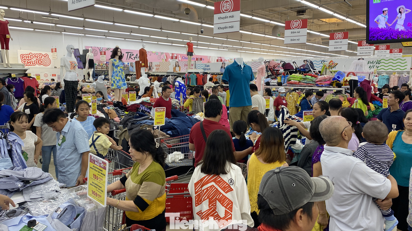 Dân Sài Gòn đổ xô vào siêu thị mua sắm trong ngày đầu năm 2020 ảnh 4