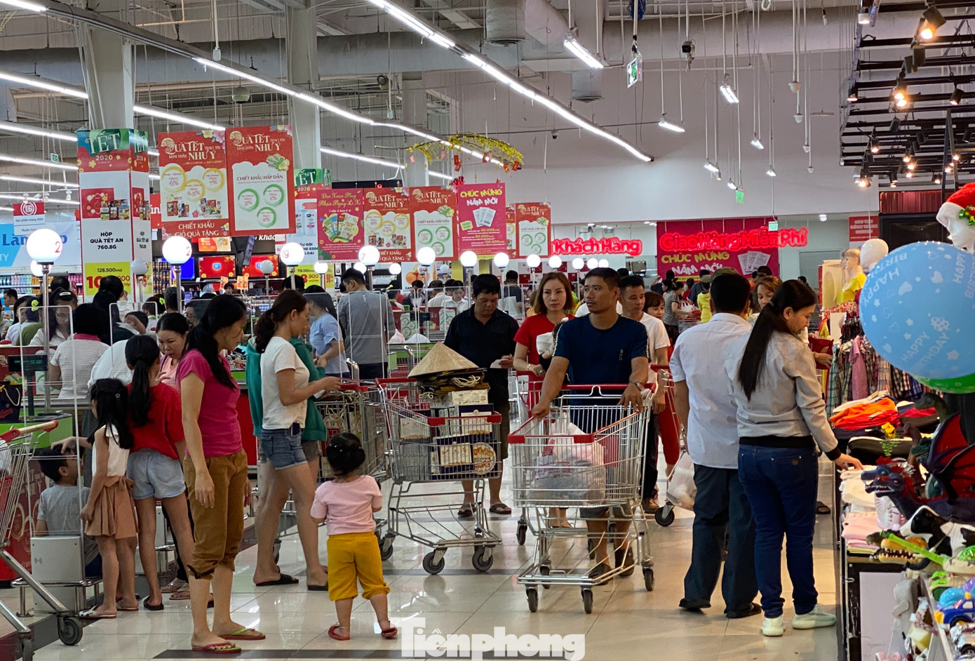 Dân Sài Gòn đổ xô vào siêu thị mua sắm trong ngày đầu năm 2020 ảnh 3