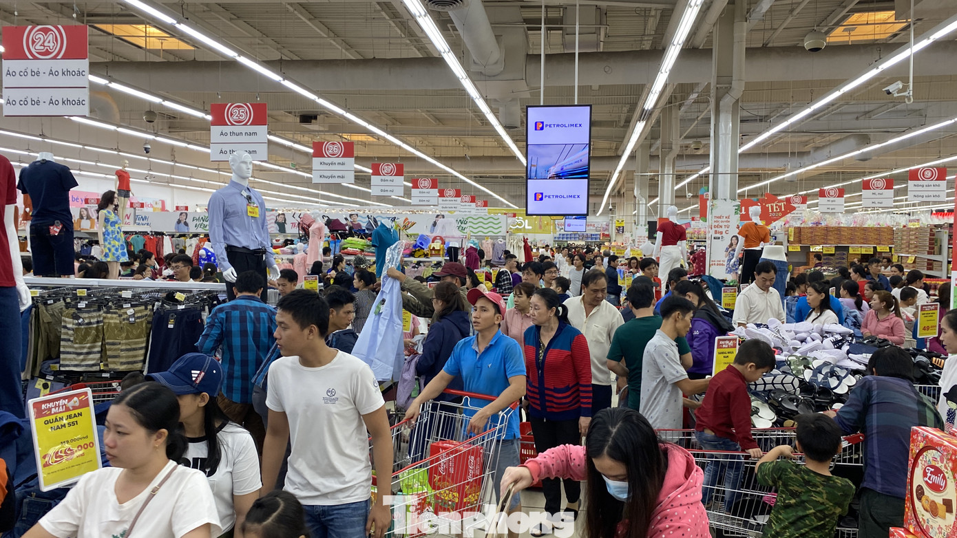 Dân Sài Gòn đổ xô vào siêu thị mua sắm trong ngày đầu năm 2020 ảnh 1