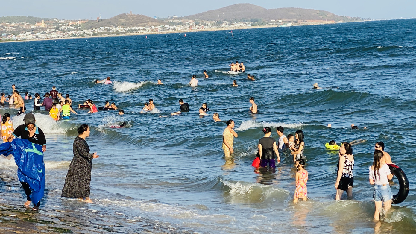 Bãi biển Phan Thiết chật kín người ngày mùng 4 Tết ảnh 11