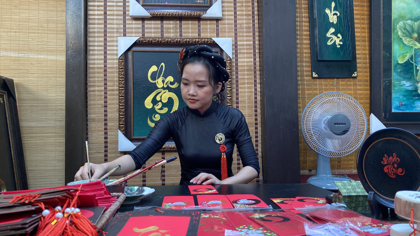 'Bà đồ' xinh như hot girl múa bút bán chữ trên phố Sài Gòn ảnh 12