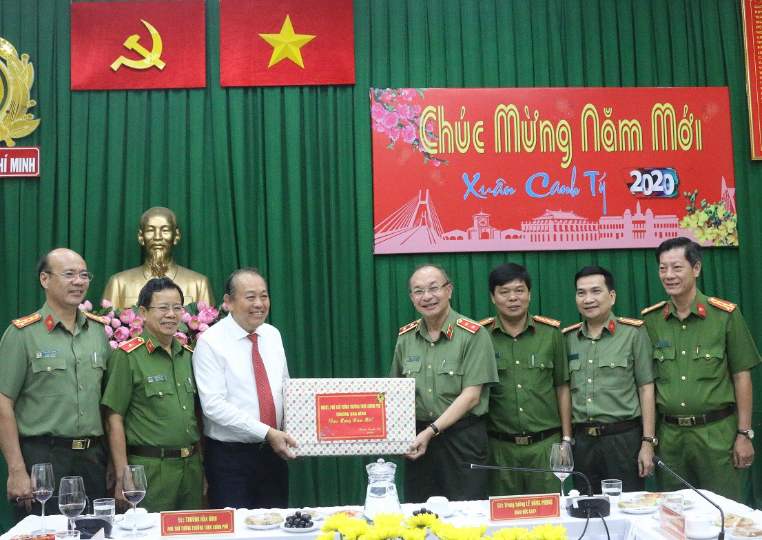 Phó Thủ tướng Thường trực Trương Hoà Bình thăm, chúc Tết Công an TPHCM ảnh 1