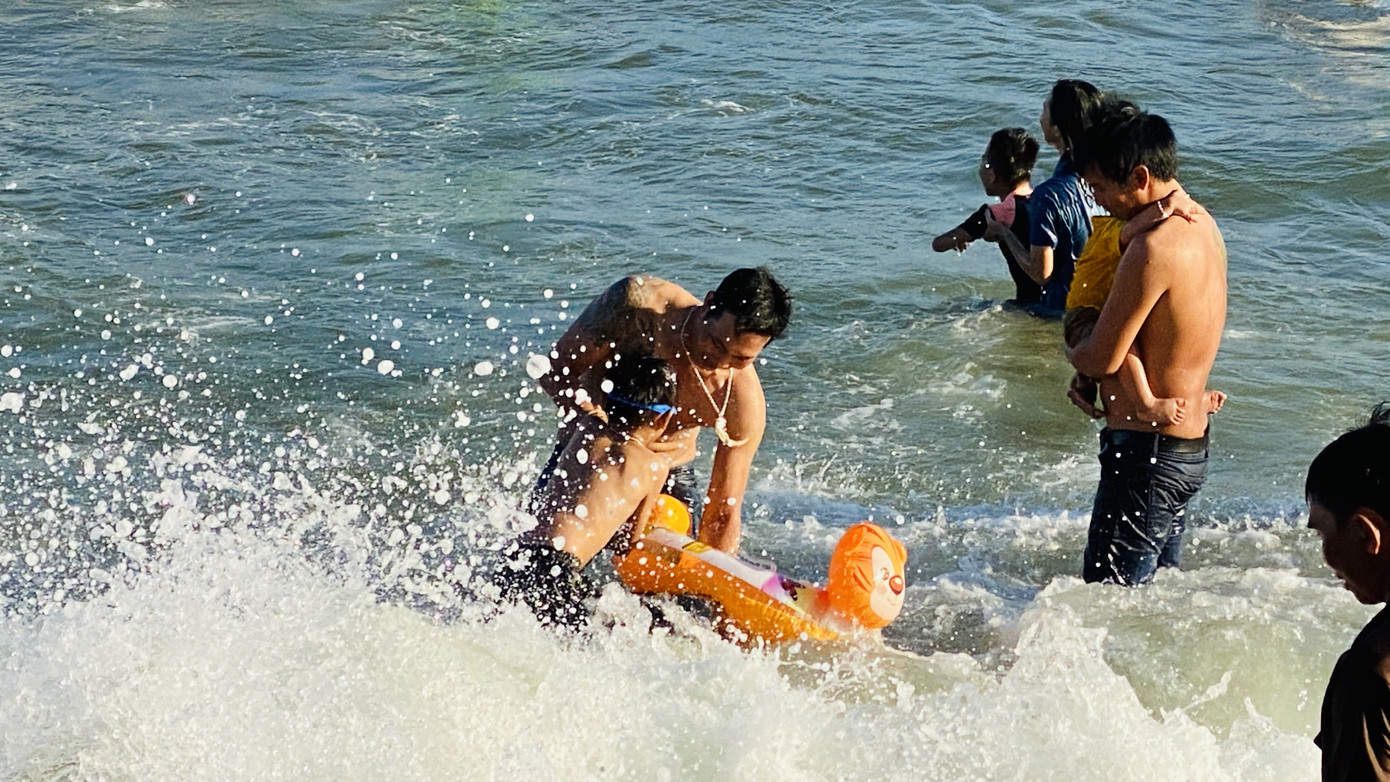 Bãi biển Phan Thiết chật kín người ngày mùng 4 Tết ảnh 2