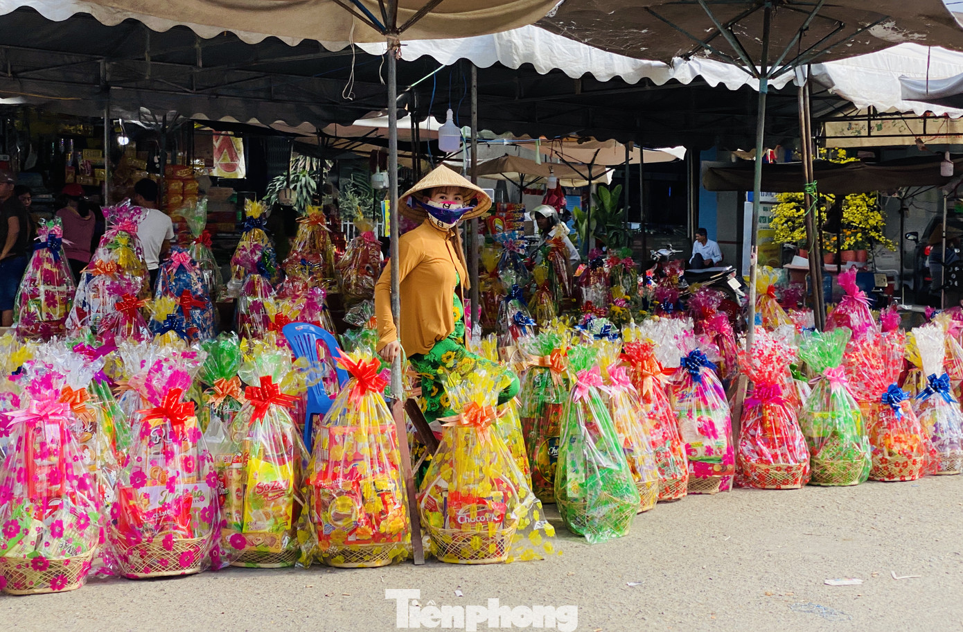 Dân miền Tây 'tay xách, nách mang' quà Tết chúc người thân đầu năm mới ảnh 1