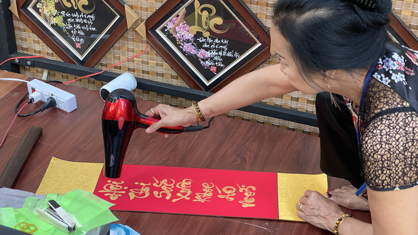 'Bà đồ' xinh như hot girl múa bút bán chữ trên phố Sài Gòn ảnh 14