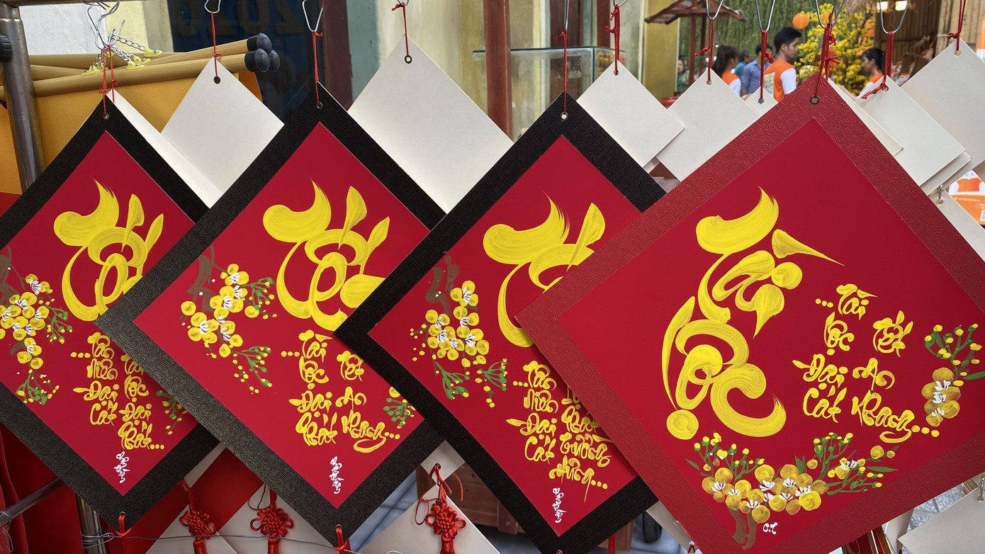 'Bà đồ' xinh như hot girl múa bút bán chữ trên phố Sài Gòn ảnh 4