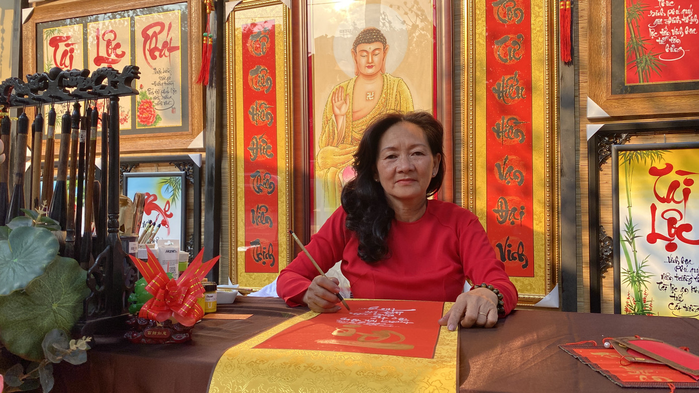 'Bà đồ' xinh như hot girl múa bút bán chữ trên phố Sài Gòn ảnh 11