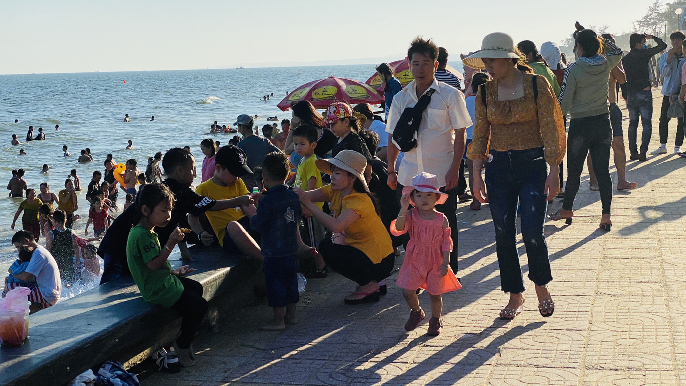 Bãi biển Phan Thiết chật kín người ngày mùng 4 Tết ảnh 4