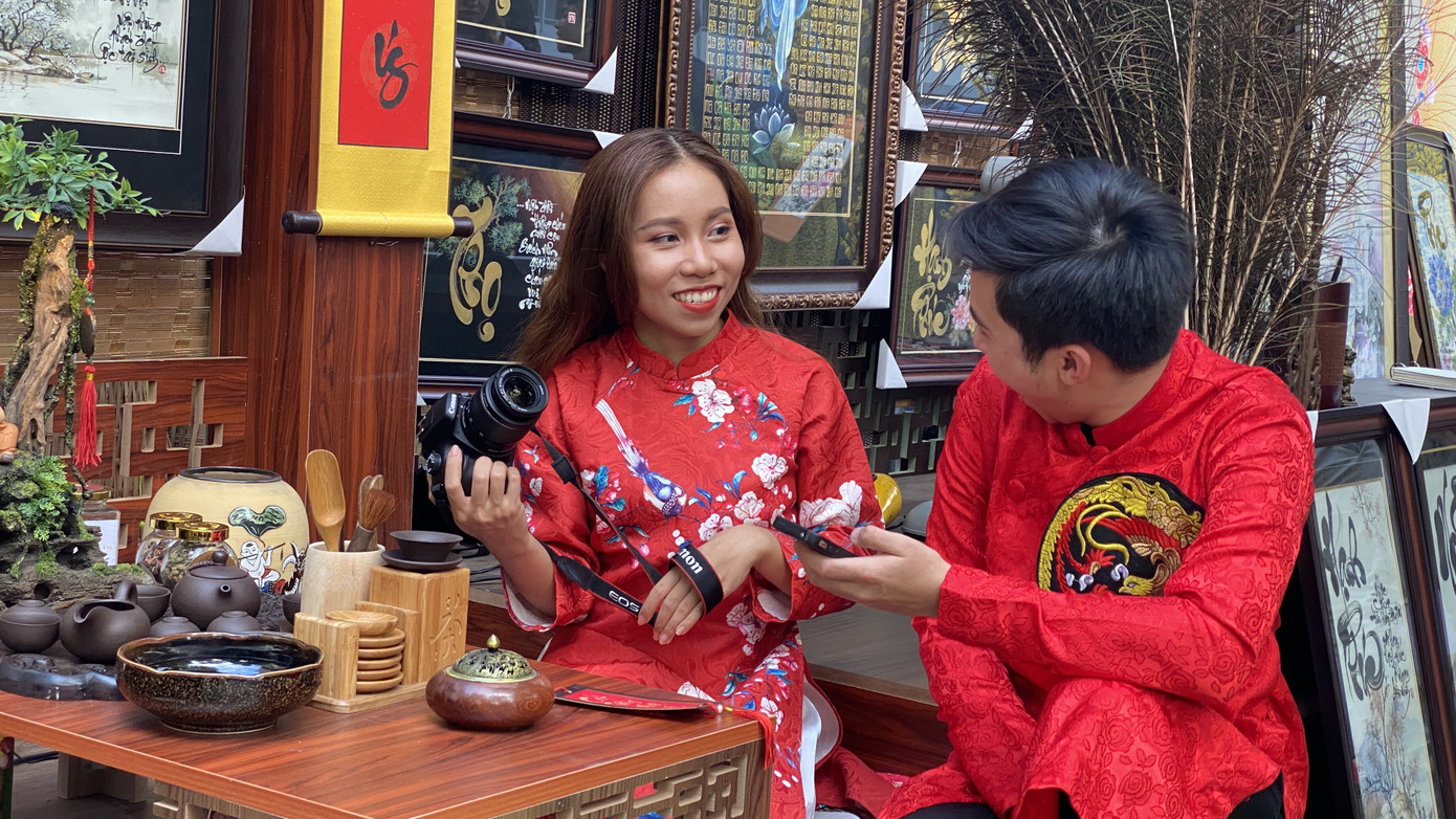 'Bà đồ' xinh như hot girl múa bút bán chữ trên phố Sài Gòn ảnh 3