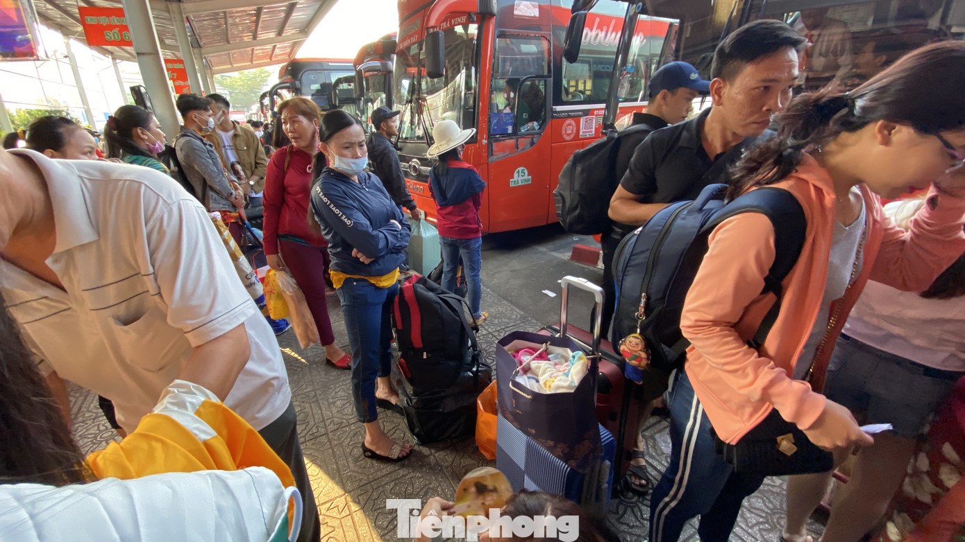 Người dân miền Tây ùn ùn rời Sài Gòn về quê ăn Tết ảnh 10