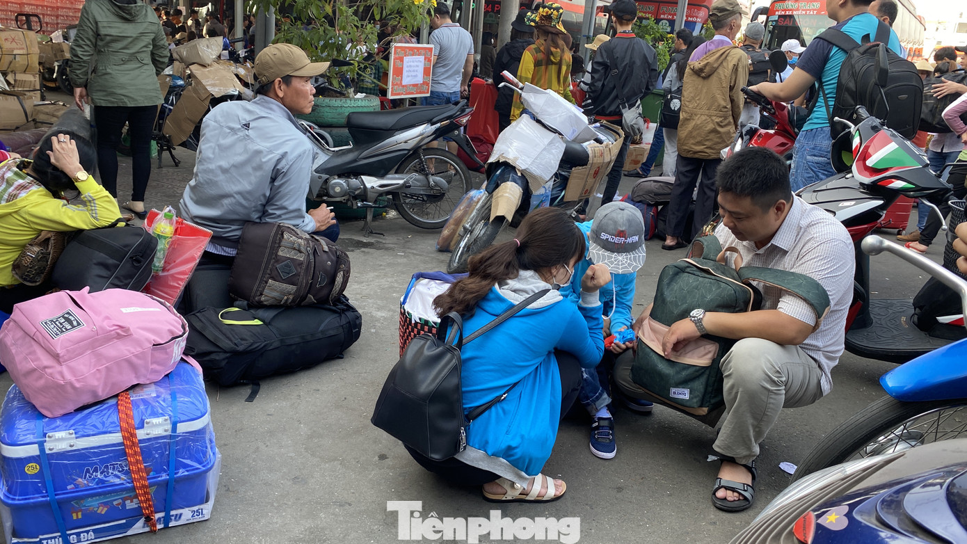 Người dân miền Tây ùn ùn rời Sài Gòn về quê ăn Tết ảnh 2