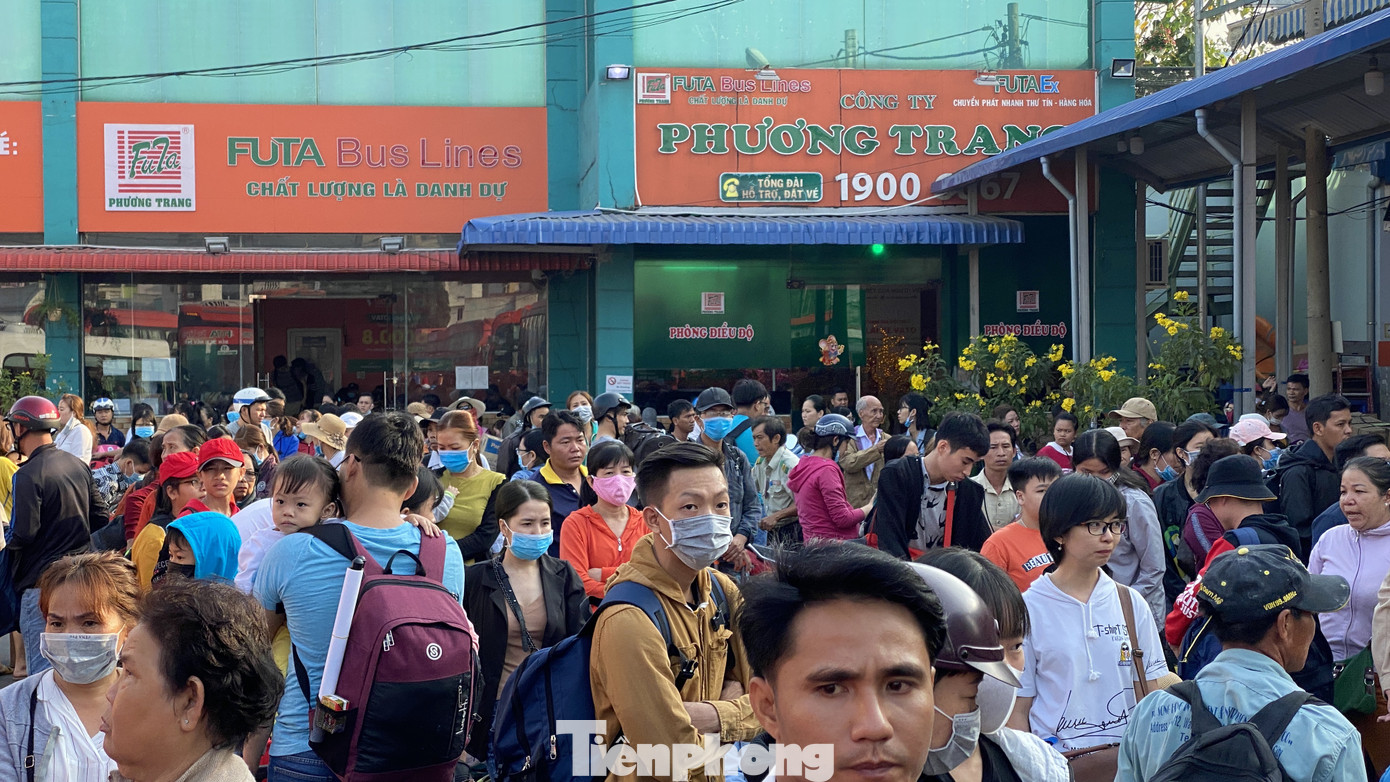 Người dân miền Tây ùn ùn rời Sài Gòn về quê ăn Tết ảnh 9