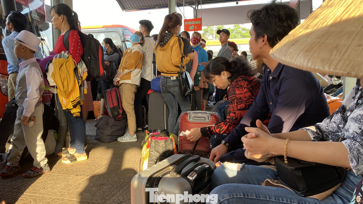 Người dân miền Tây ùn ùn rời Sài Gòn về quê ăn Tết ảnh 7