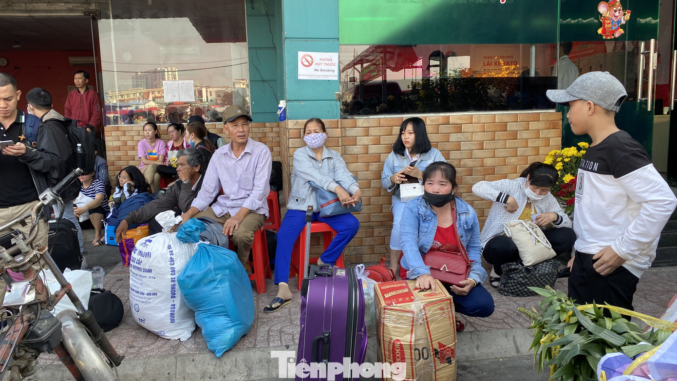 Người dân miền Tây ùn ùn rời Sài Gòn về quê ăn Tết ảnh 1