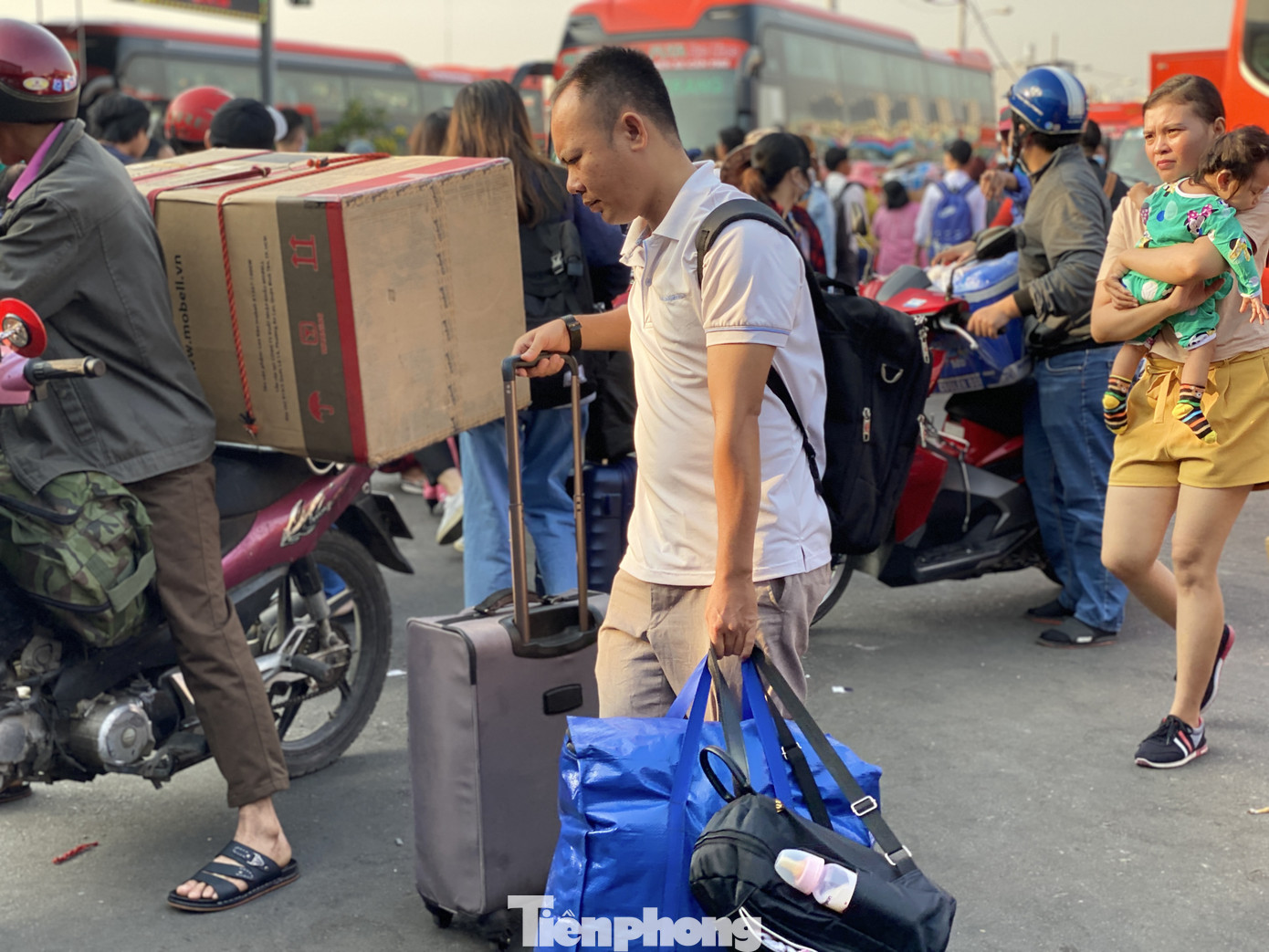 Người dân miền Tây ùn ùn rời Sài Gòn về quê ăn Tết ảnh 8