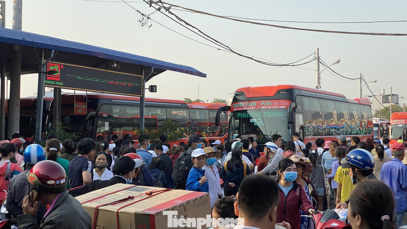 Người dân miền Tây ùn ùn rời Sài Gòn về quê ăn Tết ảnh 12