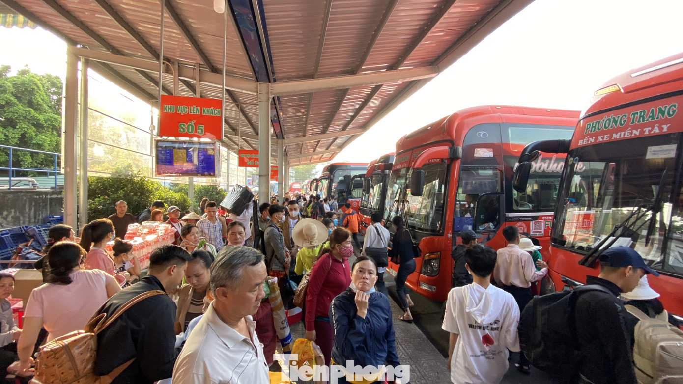 Người dân miền Tây ùn ùn rời Sài Gòn về quê ăn Tết ảnh 14