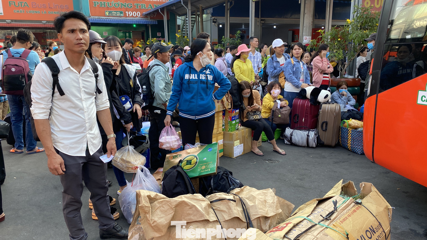 Người dân miền Tây ùn ùn rời Sài Gòn về quê ăn Tết ảnh 5