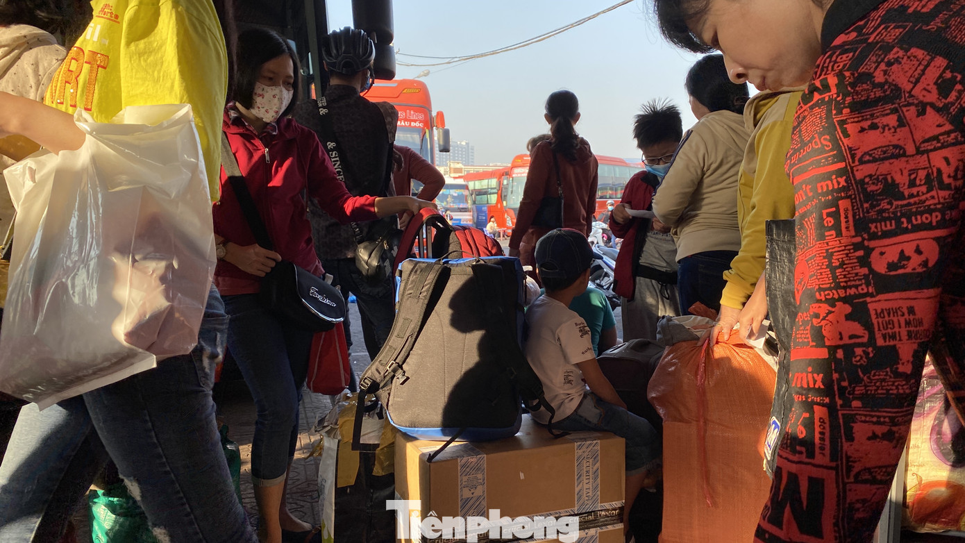 Người dân miền Tây ùn ùn rời Sài Gòn về quê ăn Tết ảnh 6