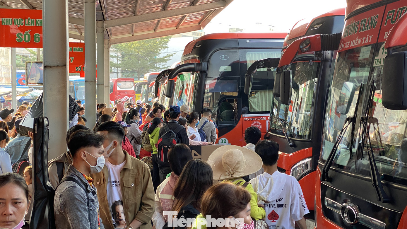 Người dân miền Tây ùn ùn rời Sài Gòn về quê ăn Tết ảnh 13
