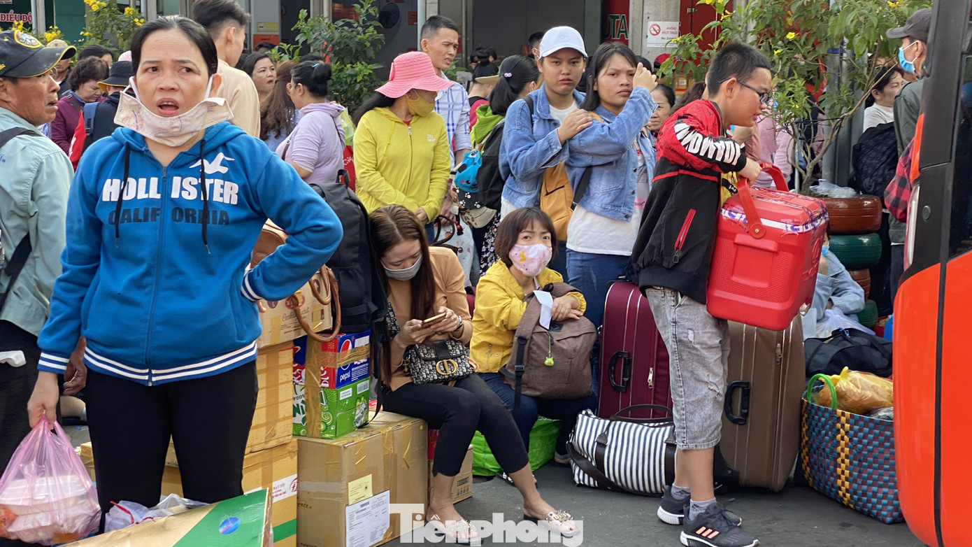 Người dân miền Tây ùn ùn rời Sài Gòn về quê ăn Tết ảnh 4