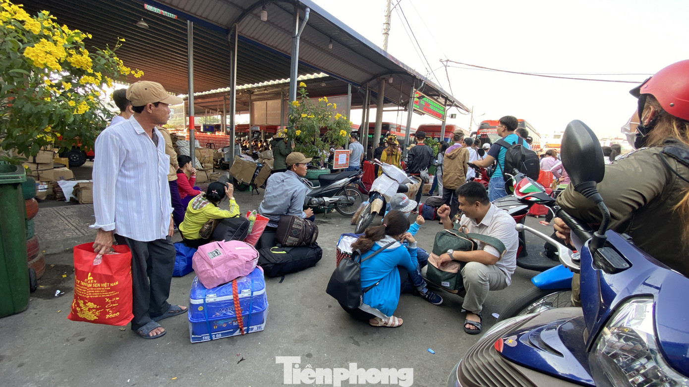 Người dân miền Tây ùn ùn rời Sài Gòn về quê ăn Tết ảnh 3