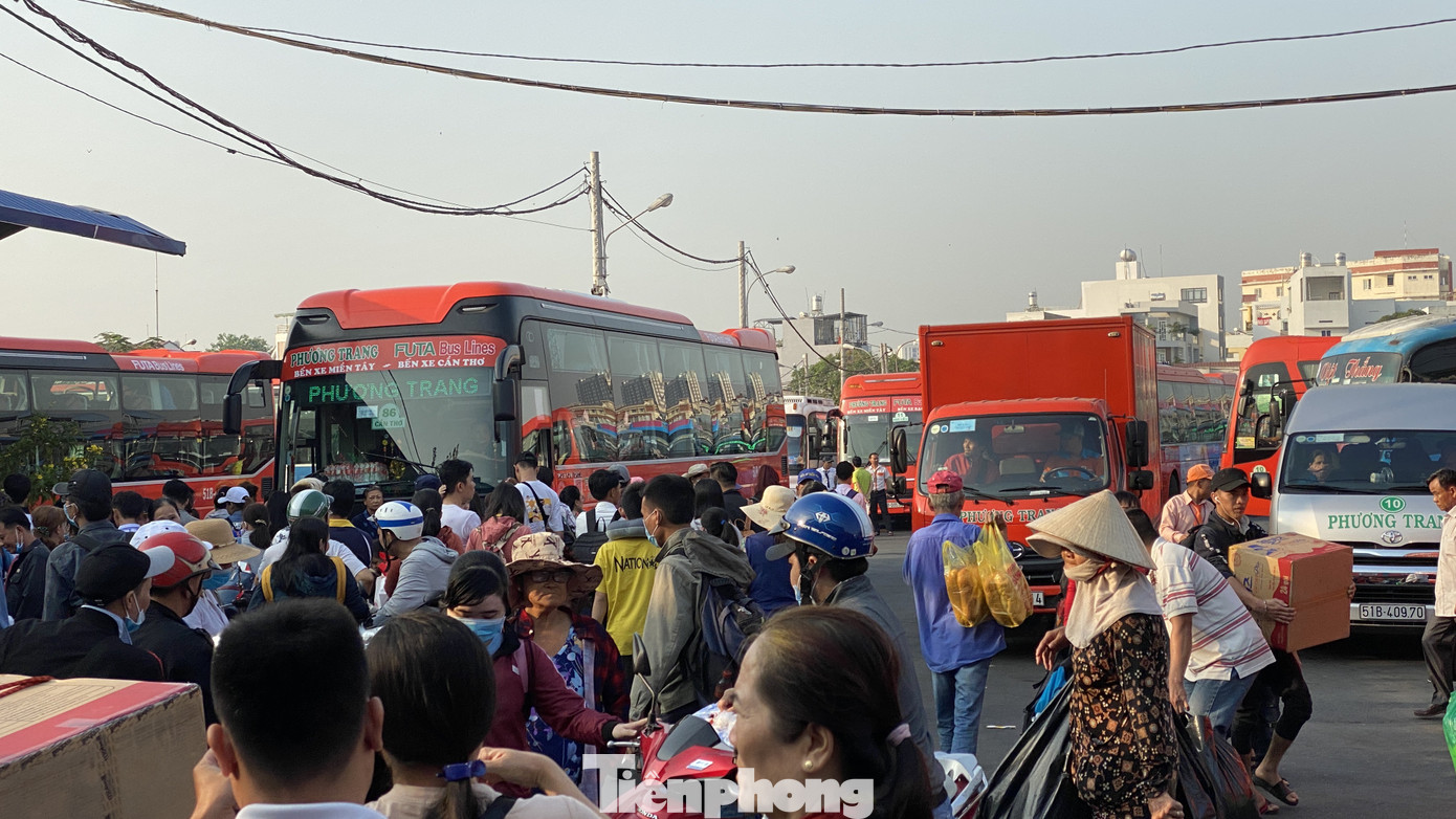 Người dân miền Tây ùn ùn rời Sài Gòn về quê ăn Tết ảnh 11