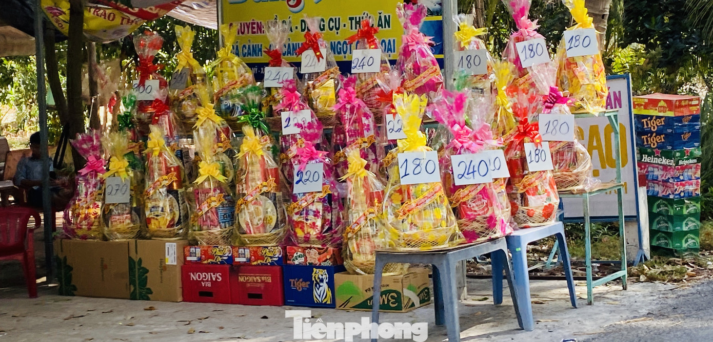 Dân miền Tây 'tay xách, nách mang' quà Tết chúc người thân đầu năm mới ảnh 3