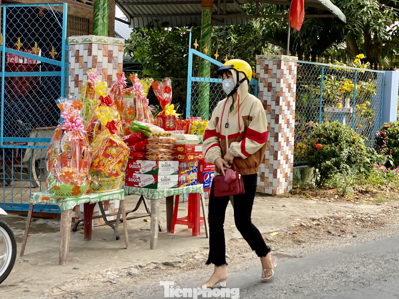 Dân miền Tây 'tay xách, nách mang' quà Tết chúc người thân đầu năm mới ảnh 4