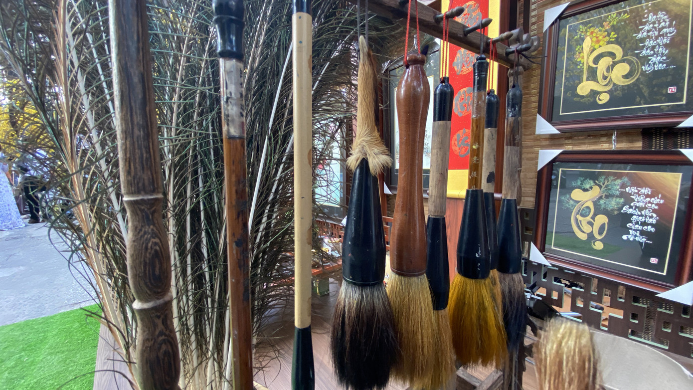 'Bà đồ' xinh như hot girl múa bút bán chữ trên phố Sài Gòn ảnh 6