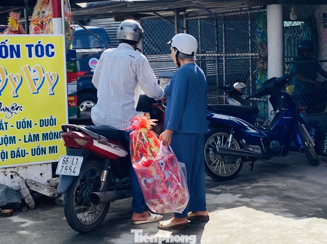Dân miền Tây 'tay xách, nách mang' quà Tết chúc người thân đầu năm mới ảnh 5