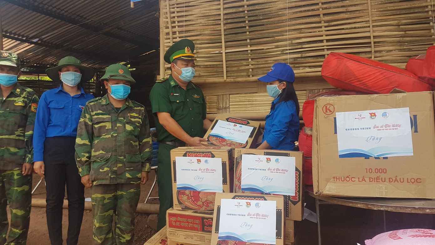 Trao tặng chăn bông và các nhu yếu phẩm tại 12 chốt Biên phòng ảnh 3