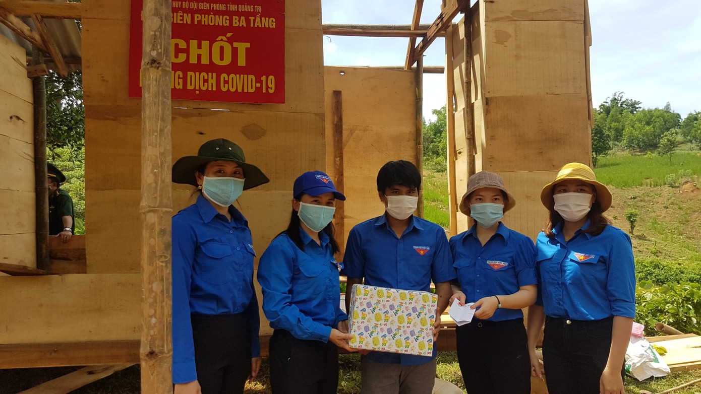 Trao tặng chăn bông và các nhu yếu phẩm tại 12 chốt Biên phòng ảnh 7