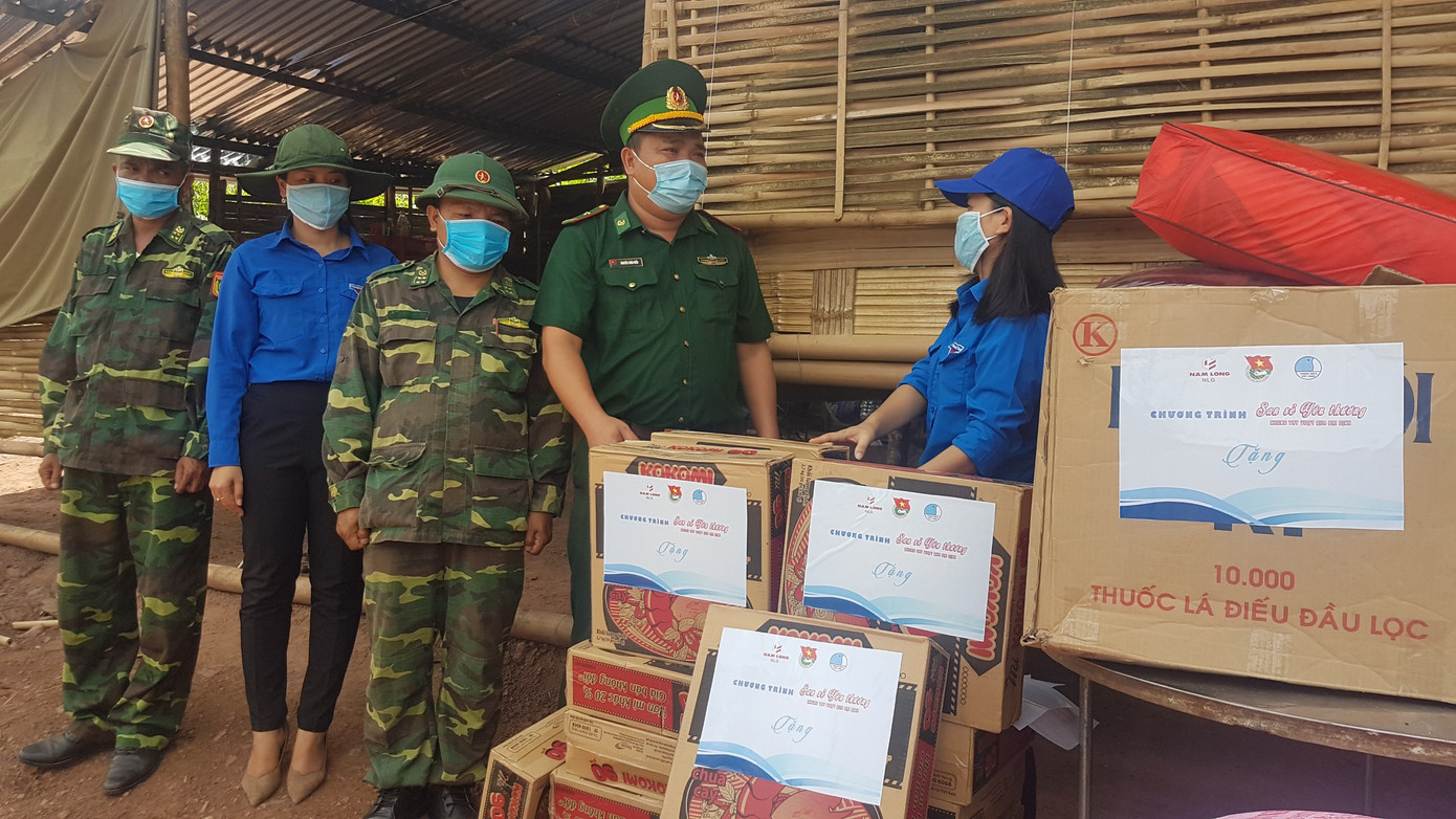 Trao tặng chăn bông và các nhu yếu phẩm tại 12 chốt Biên phòng ảnh 6