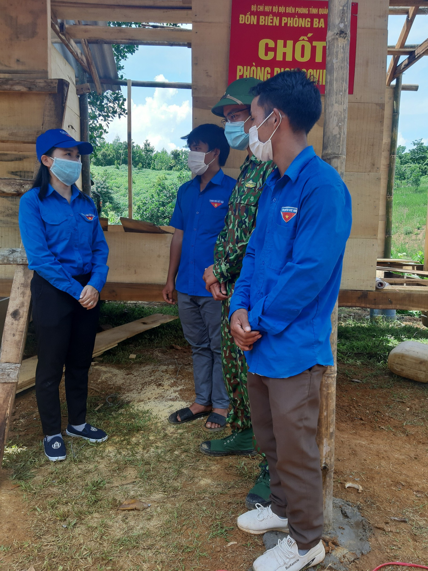 Trao tặng chăn bông và các nhu yếu phẩm tại 12 chốt Biên phòng ảnh 4