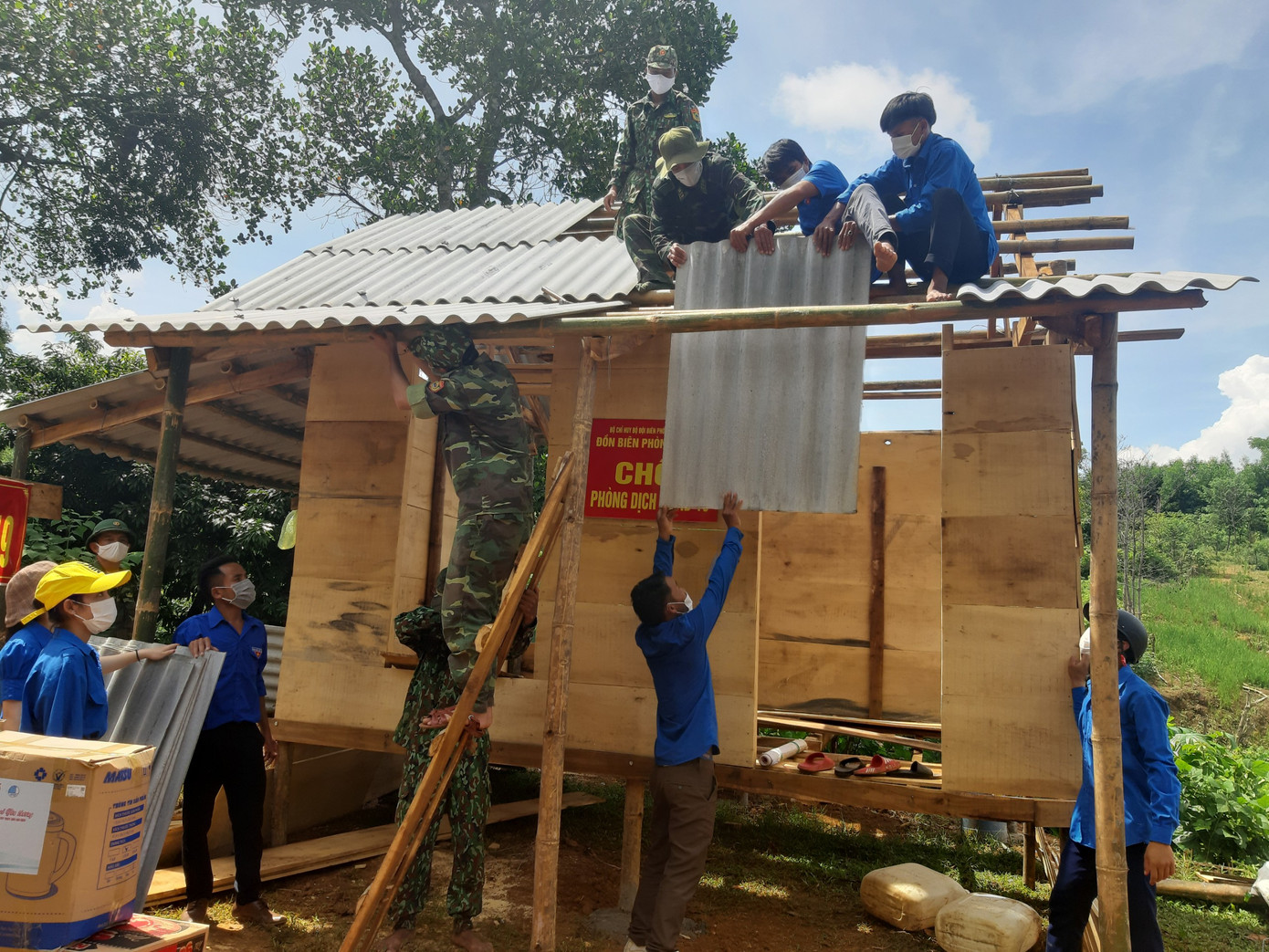 Trao tặng chăn bông và các nhu yếu phẩm tại 12 chốt Biên phòng ảnh 2