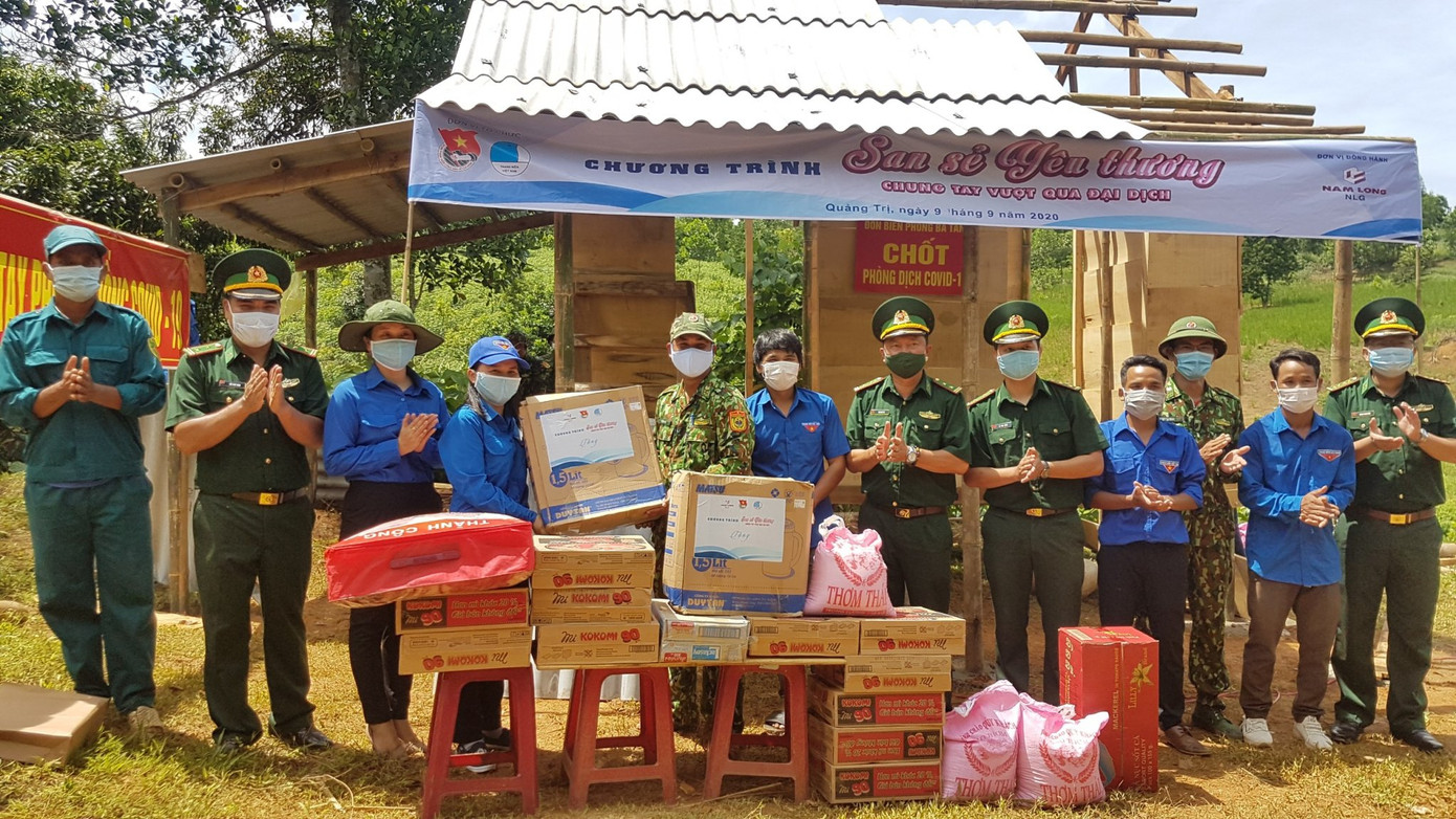 Trao tặng chăn bông và các nhu yếu phẩm tại 12 chốt Biên phòng ảnh 8