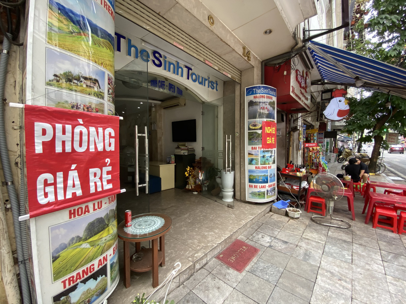 Khách sạn phố cổ đóng cửa hậu COVID-19, sảnh chờ thành quán trà đá ảnh 7