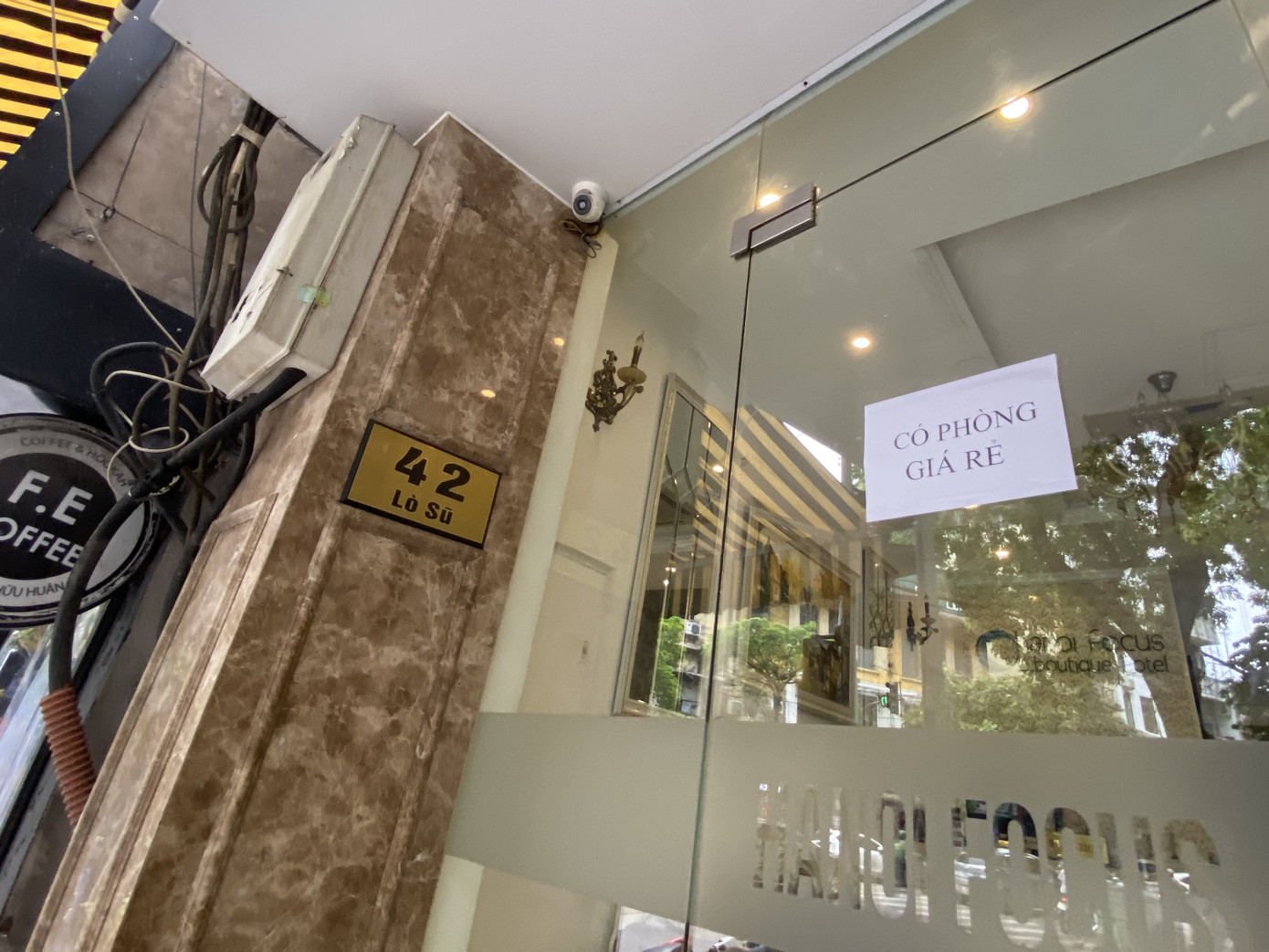 Khách sạn phố cổ đóng cửa hậu COVID-19, sảnh chờ thành quán trà đá ảnh 3