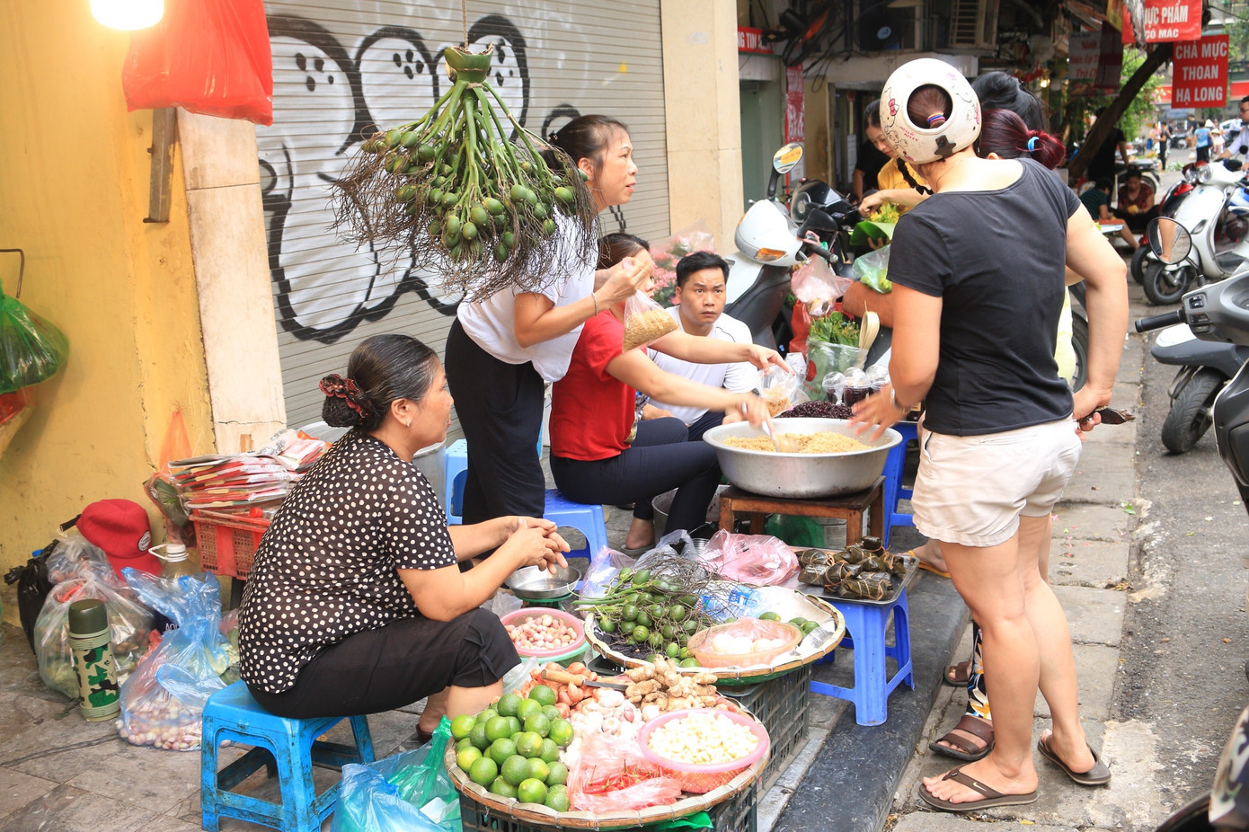 Tất bật chợ sớm sắm Tết Đoan Ngọ ảnh 1