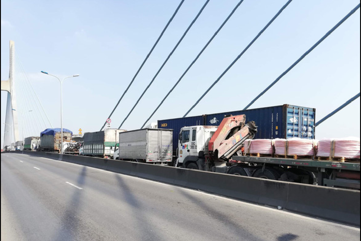 Xe contaner bất ngờ bốc cháy nghi ngút trên cầu Phú Mỹ ảnh 3