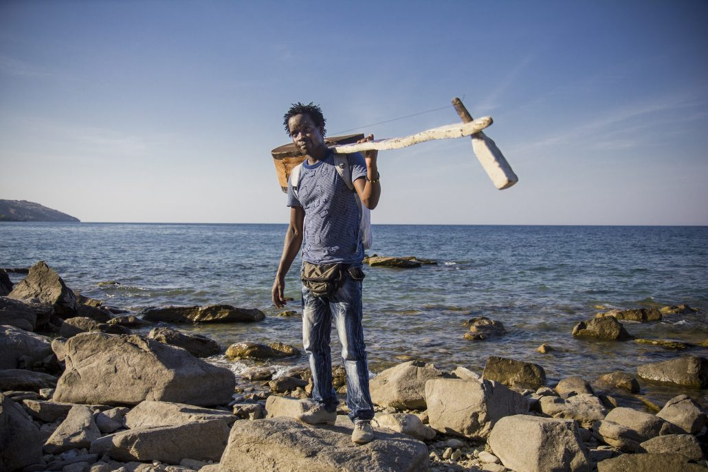 Anh chàng nổi tiếng với tài chơi đàn ghi-ta tự chế từ chai thủy tinh ảnh 1