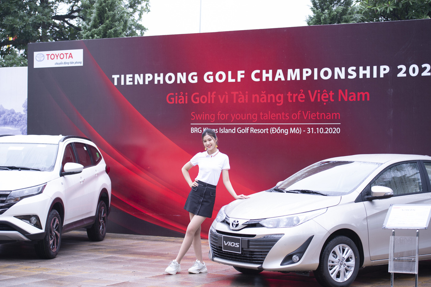 Hai chiếc Toyota Rush và Vios đặt ở bến tàu sân golf thu hút sự chú ý của các golfer.