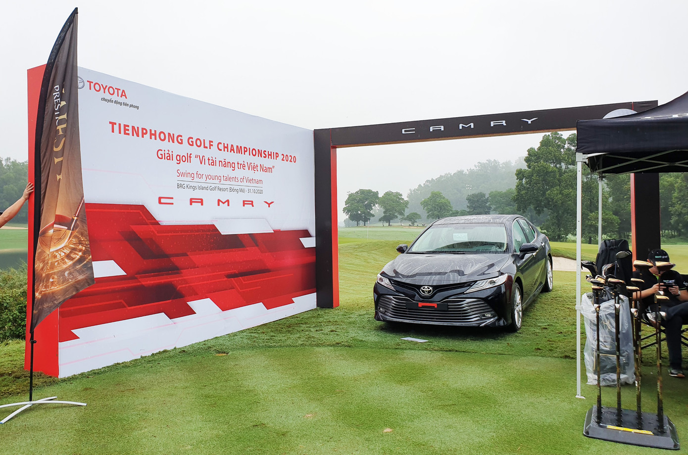 Điểm nhấn đáng chú ý ở giải năm nay là sự xuất hiện của 5 mẫu xe Toyota làm giải thưởng HIO đặt tại các hố số 6, 14, 17 sân Kings Course và hố số 4 và số 13 sân Moutainview.