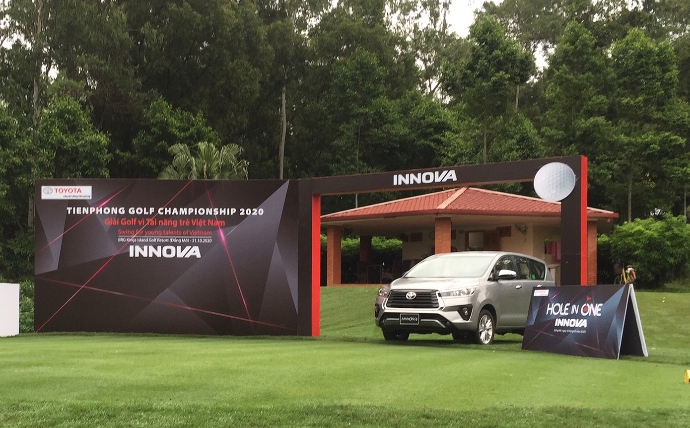 Chiếc Toyota Innova V 2.0AT phiên bản 2020 được nâng cấp mặt trước tinh tế và cá tính hơn. Xe còn được bổ sung đèn sương mù LED và hệ thống cân bằng góc chiếu được nâng cấp từ chỉnh tay lên chỉnh điện. Innova cũng là mẫu xe MPV duy nhất đạt tiêu chuẩn 5 sao ASEAN NCAP với hàng loạt các tính năng an toàn như: Hệ thống chống bó cứng phanh (ABS), Hệ thống hỗ trợ lực phanh khẩn cấp (BA), Hệ thống phân phối lực phanh điện tử (EBD), Hệ thống ổn định thân xe, Hệ thống kiểm soát lực kéo (TRC), Đèn báo phanh khẩn cấp (EBS), 7 túi khí, dây đai an toàn 3 điểm 7/8 vị trí, khung xe GOA .