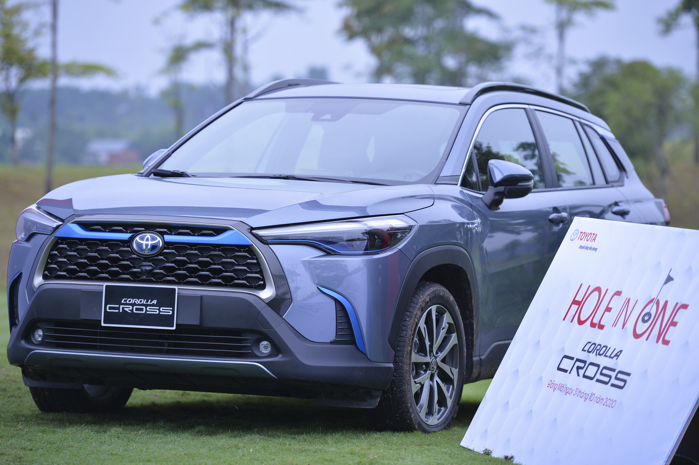 Ngoài ra, xe còn được trang bị hệ thống an toàn Toyota Safety Sense với các tính năng đáng chú ý như cảnh báo tiền va chạm, chêch làn đường, giữ làn, đèn pha tự động thích ứng, cảnh báo điểm mù… Nội thất rộng rãi và tiện nghi cũng là điểm nhấn khác ở Corolla Cross.