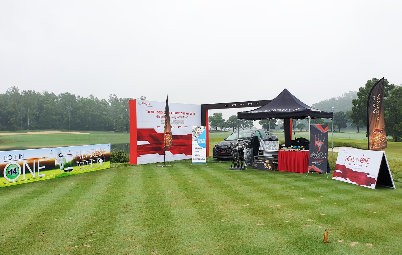 Tại sân Kings Course, ban tổ chức sẽ đặt 1 xe Toyota Camry 2.5 Q trị giá 1.235.000.000 đồng cho người chơi đánh trúng hố số 14.