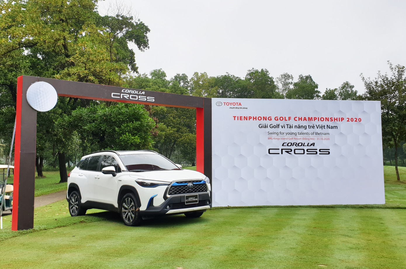 Chiếc Corolla Cross hoàn toàn mới tại thị trường Việt Nam. Chiếc SUV đô thị có ngoại thất thể thao, linh hoạt với cửa sổ trời, thanh giá nóc, cụm đèn trước và sau LED, mâm xe 18 inch, nền tảng TNGA cùng hệ thống treo được cải thiện. Công nghệ hybrid tự sạc điện cho khả năng tăng tốc tốt bên cạnh lượng phát khí thải thấp, hướng tới môi trường xanh.